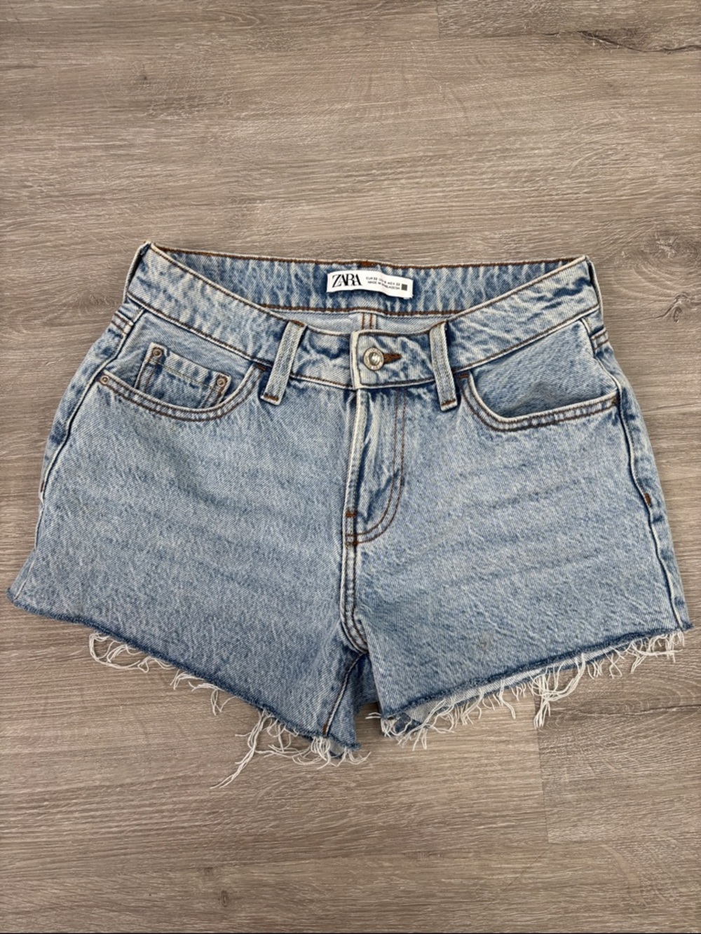 Zara Light Wash Denim Frayed Hem Shorts size 0